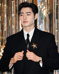 엔하이픈 성훈, 티파니앤코 행사서 클래식 슈트에 버드 브로치 포인트…‘2억 2천만원대’의 세련된 주얼리 레이어링 돋보여! [이주상의 e파인더]