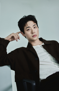 ‘청룡 주인공’ 박정민, 작가로 컴백...‘수치심의 역사’ 발표