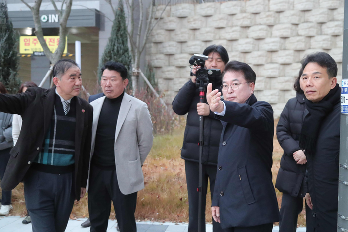 육동한 춘천시장이 27일 학곡지구 현장점검을 하고 있다. 사진|춘천시청