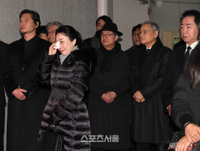 [포토] 고(故) 이순재 발인 ‘눈물 흘리는 동료 연예인들’