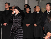 [포토] 고(故) 이순재 발인 ‘눈물 흘리는 동료 연예인들’