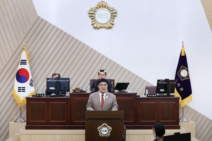 박상수 삼척시장이 27일 제259회 삼척시의회 제2차 정례회 시정연설에서 2026년도 시정 운영 방향과 본예산안을 발표하고 있다. 사진|삼척시청