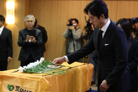 [포토] 고(故) 이순재에 헌화하는 정준호