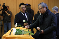 [포토] 고(故) 이순재에 헌화하는 정동환