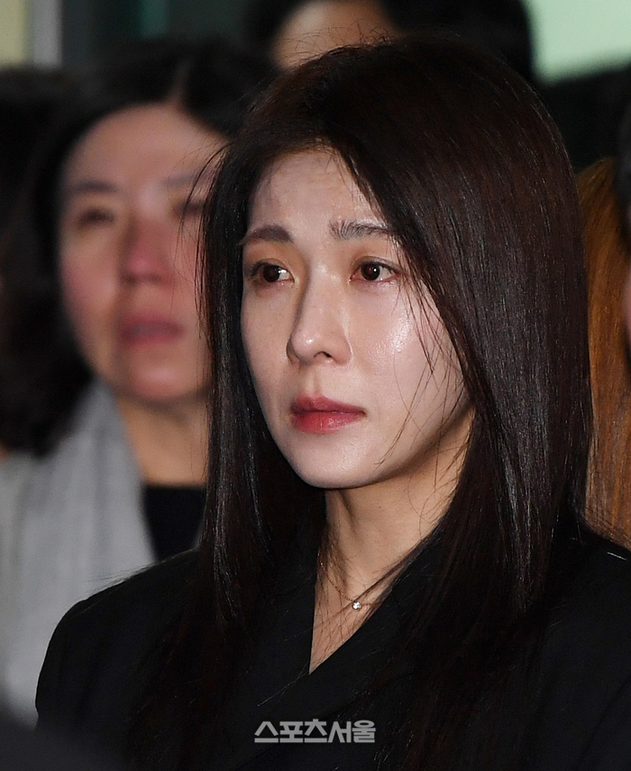 [포토] 눈물로 고(故) 이순재 배웅하는 하지원