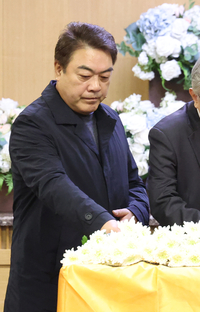 [포토] 고(故) 이순재에 헌화하는 이원종