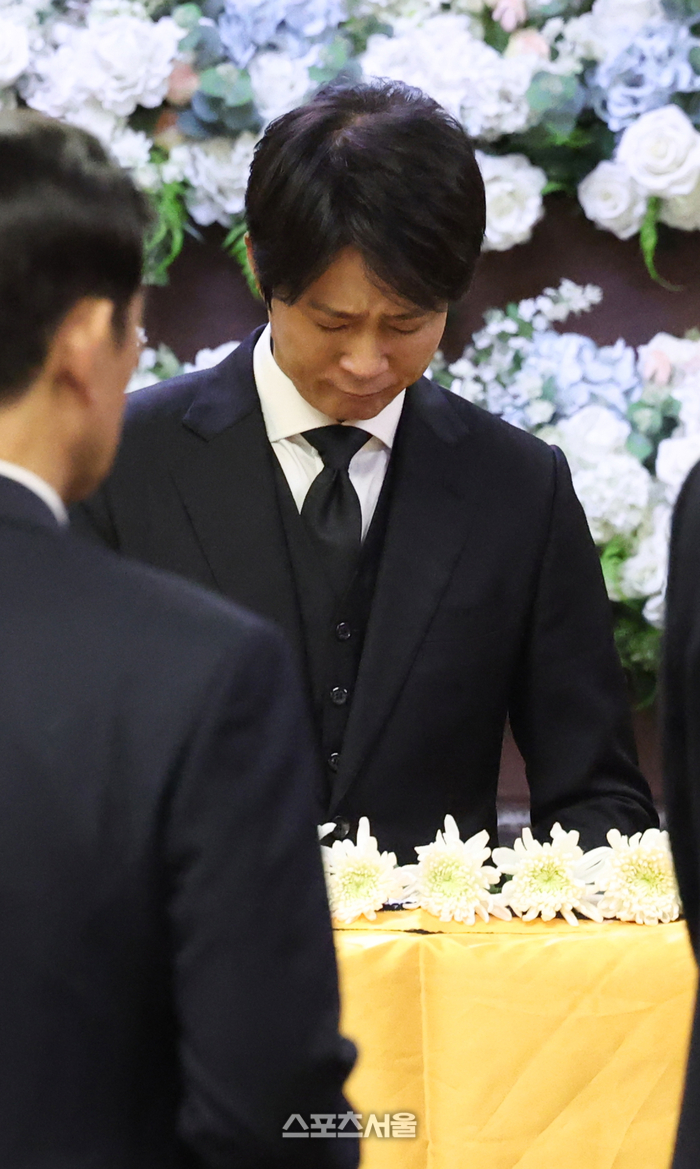[포토] 눈물로 고(故) 이순재 배웅하는 최수종