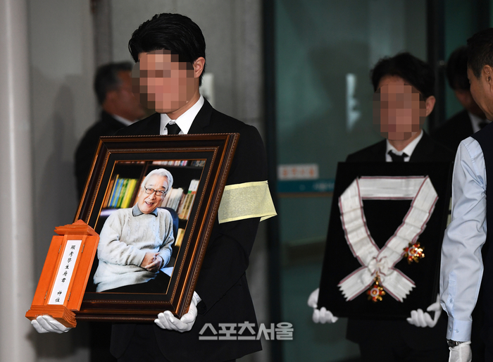 [포토] 고(故) 이순재 발인 ‘마지막 미소만 남긴 채’