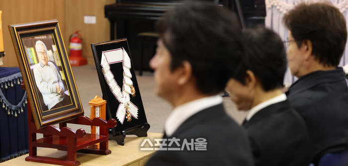 [포토} 고 이순재 애도하는 동료 배우들