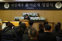 [포토] 추도사 하며 눈물 흘리는 김영철