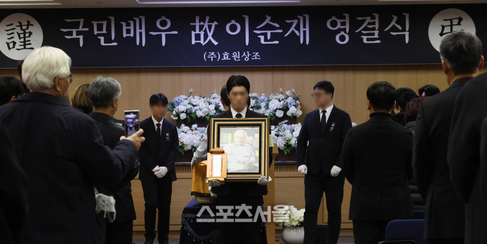 [포토] 국민배우 고(故) 이순재 영결식 ‘동료 배우들의 마지막 인사’