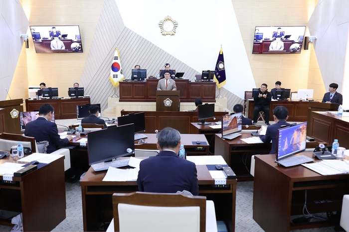 박상수 삼척시장이 27일 제259회 삼척시의회 제2차 정례회 시정연설에서 2026년도 시정 운영 방향과 본예산안을 발표하고 있다. 사진|삼척시청