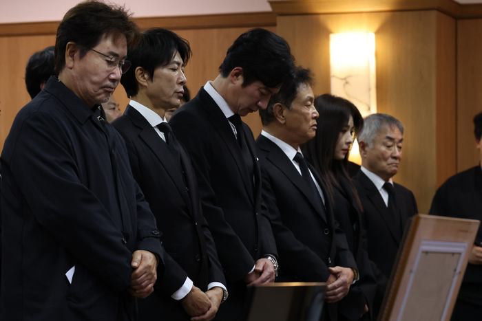 [포토] 고 이순재 추모하는 동료 배우들