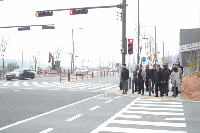 육동한 춘천시장이 27일 학곡지구 현장점검을 하고 있다. 사진|춘천시청