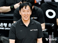 ‘2전3기’ 신영철 감독, V리그 최초 300승 ‘금자탑’…OK저축은행은 삼성화재 꺾고 5위 도약