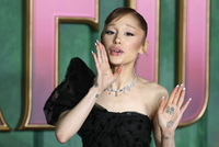 “연인 질문에 동문서답”…아리아나 그란데·에단 슬레이터, ‘위키드’ 홍보 중 결별설 솔솔