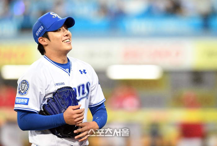 삼성 원태인이 13일 대구 삼성라이온즈파크에서 열린 2025 KBO리그 SSG와 준플레이오프 3차전 7회초 아웃카운트 2개를 잡아낸 뒤 마운드에서 내려가면서 환하게 웃고 있다. 대구 | 박진업 기자 upandup@sportsseoul.com