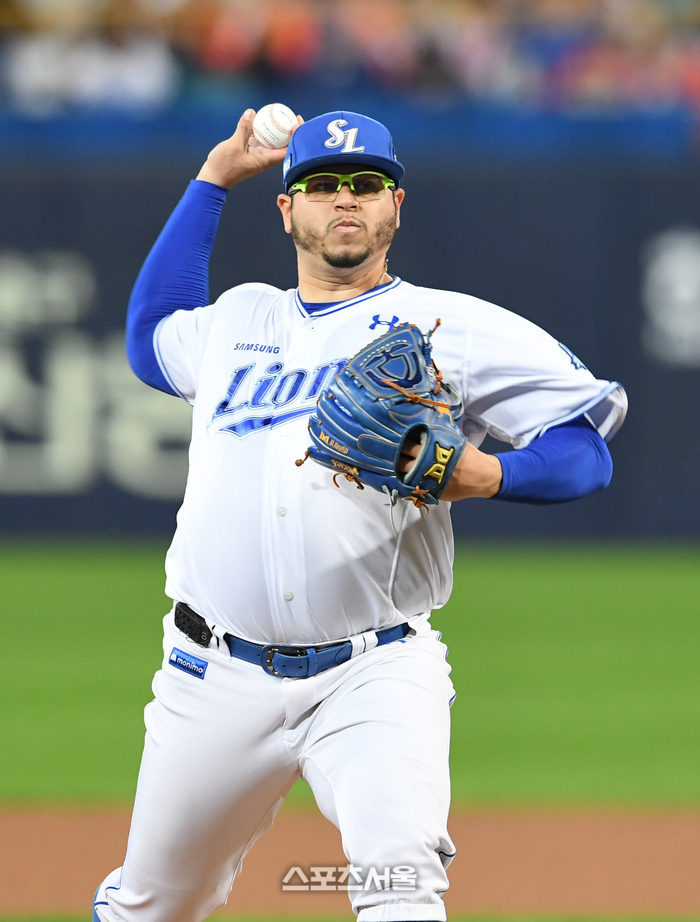 삼성 후라도가 대구삼성라이온즈파크에서 열린 2025 KBO리그 한화와 플레이오프 3차전에 선발 등판해 힘차게 공을 던지고 있다. 대구 | 박진업 기자 upandup@sportsseoul.com