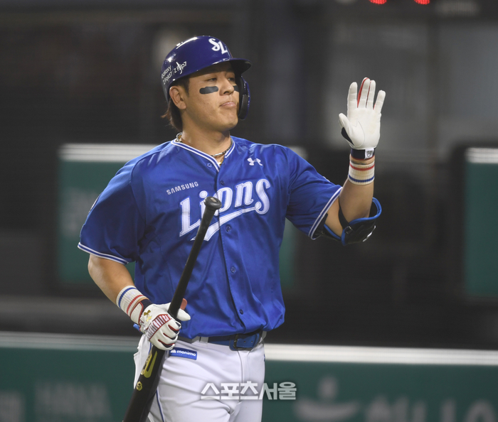 삼성 강민호가 26일 서울 잠실구장에서 열린 2025 KBO리그 두산과 경기 6회초 1사만루 희생타를 친 후 구자욱과 하이파이브를 하고 있다. 잠실 | 최승섭기자 thunder@sportsseoul.com