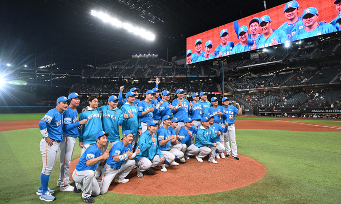 30일 일본 에스콘필드 홋카이도에서 열린 ‘한일 드림 플레이어즈 게임’을 마친 후 한국 선수들이 기념사진을 찍고 있다. 사진 | 공동취재단