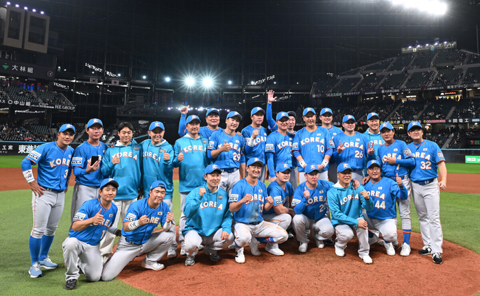 30일 일본 에스콘필드 홋카이도에서 열린 ‘한일 드림 플레이어즈 게임’을 마친 후 한국 선수들이 기념사진을 찍고 있다. 사진 | 공동취재단