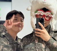 군인 차은우 ‘잘생긴 애 옆에 귀여운 애’…근황 공개