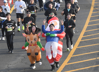 [포토] 힘차게 달리는 산타와 루돌프