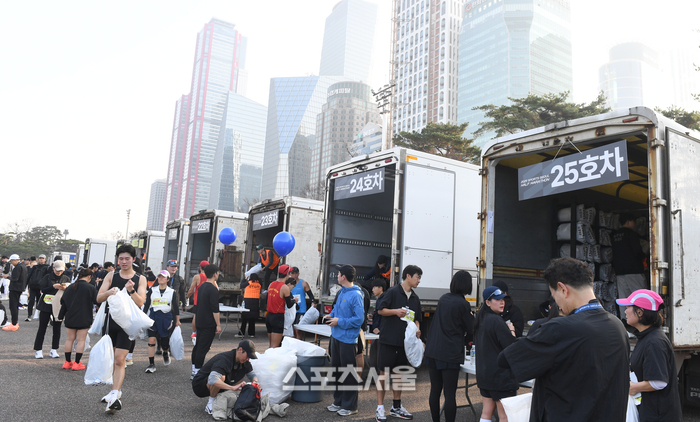 [포토] 물품 찾는 러너들