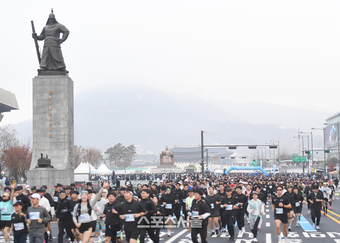 [포토] 광화문 광장 달리는 러너들