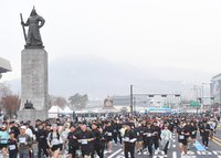 [포토] 광화문 광장 달리는 러너들