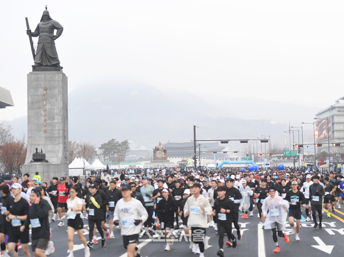 [포토] 러너들 지켜보는 이순신 장군 동상