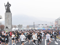 [포토] 러너들 지켜보는 이순신 장군 동상