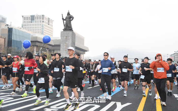 [포토] 러너들 지켜보는 이순신 장군