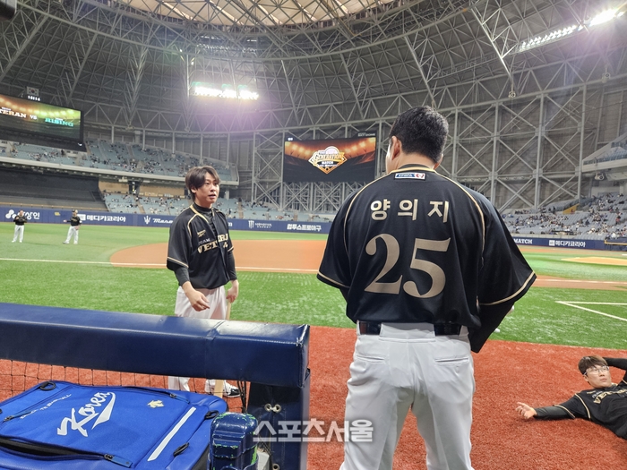 30일 고척스카이돔에서 열린 더 제너레이션 매치에 앞서 베테랑팀 박찬호(왼쪽)와 양의지가 얘기를 나누고 있다. 고척 | 김동영 기자 raining99@sportsseoul.com