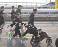 [포토] 유모차 끌고 달리는 이색 참가자