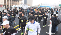 [포토] 광화문 광장 출발하는 러너들
