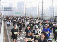 [포토] 마포대교 건너는 스포츠서울 하프 마라톤 참가자들