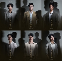 연극 ‘비밀통로’ 양경원·김선호·김성규, 그림자 속 눈빛으로 시선 압도…수수께끼 해답은?