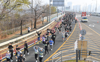 [포토] 마포대교 건너는 러너들