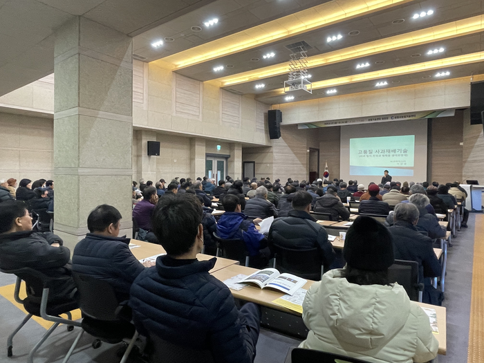 . 사과재배기술 교육. 사진|춘천시청