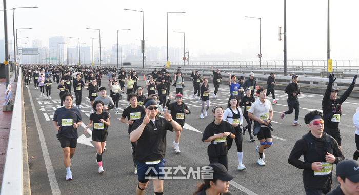 [포토] 마포대교 힘차게 달리는 러너들
