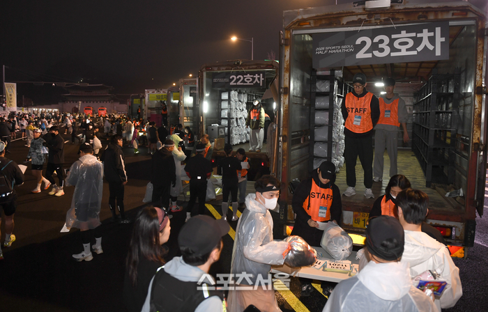 [포토] 출발 전 물품 맡기는 러너들