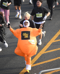 [포토] 통닭 복장으로 달리는 러너