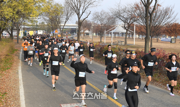 [포토] 러너들 ‘만추를 벗삼아’