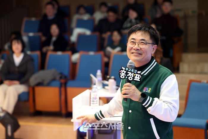 홍정표 제2부교육감이 29일 제2기 교육기자단 공감콘서트에서 소통의 시간을 갖고 있다. 제공=경기도교육청