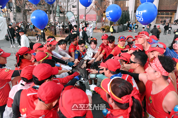 [포토]스포츠서울 하프마라톤, 레이스 패트롤 봉사자들의 파이팅