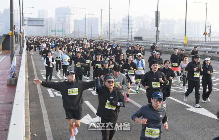 [포토] 마포대교 통과하는 러너들