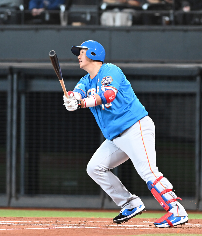 이대호(왼쪽)가 30일 일본 에스콘필드 홋카이도에서 ‘한일 드림 플레이어즈 게임’에서 홈런을 때리고 있다. 사진 | 공동취재단