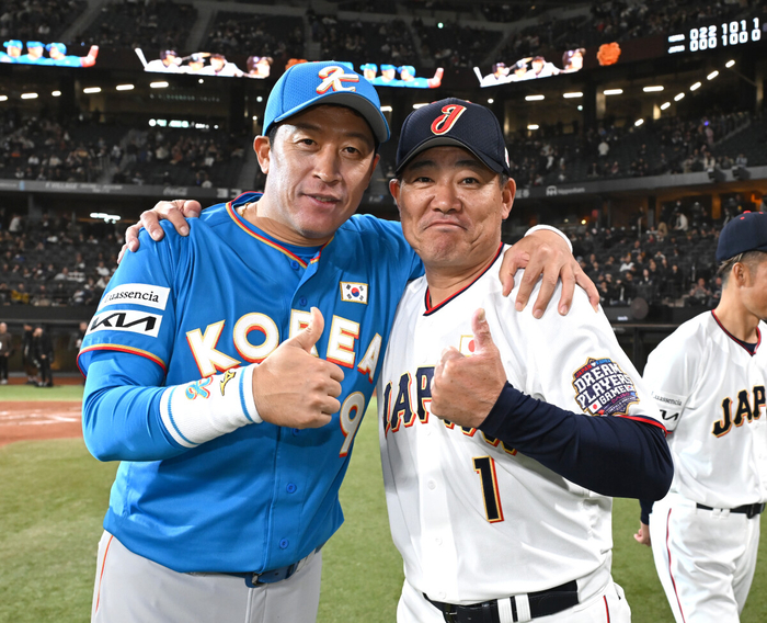 30일 일본 에스콘필드 홋카이도에서 ‘한일 드림 플레이어즈 게임’에서 한국 이병규가 일본 후쿠도메와 기념사진을 찍고 있다. 사진 | 공동 취재단