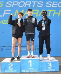 [포토]기념촬영하는  남자 10km 수상자들